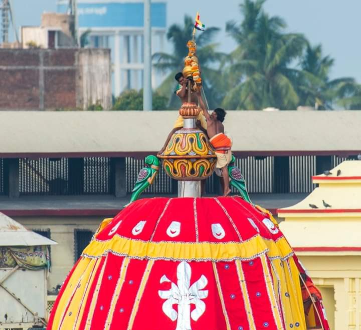 पुरी स्थित जगन्नाथ मंदिर भारत के पवित्र धामों में से एक है. पुरी की जगन्नाथ यात्रा पूरे विश्व में प्रसिद्ध है.